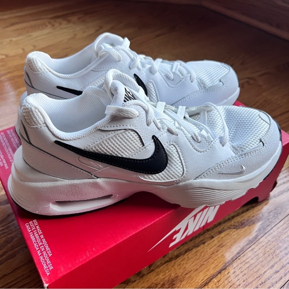 NIKE AIR MAX WOMAN’S RUNNING SNEAKERS SIZE 9.5 BLACK/WHITE - Picture 2 of 10